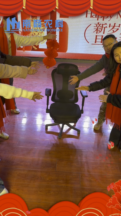 🎇 元旦快乐，温暖相伴 🎇时光匆匆，感恩 2025 年每一份支持与陪伴！从猪场到工厂，南商农科的成长，离不开每一位合作伙伴与家人的信赖！2026 年，我们将继续以贴心服务和硬核设备，陪您一路前行，养殖